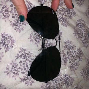 Black polarized ray bans!